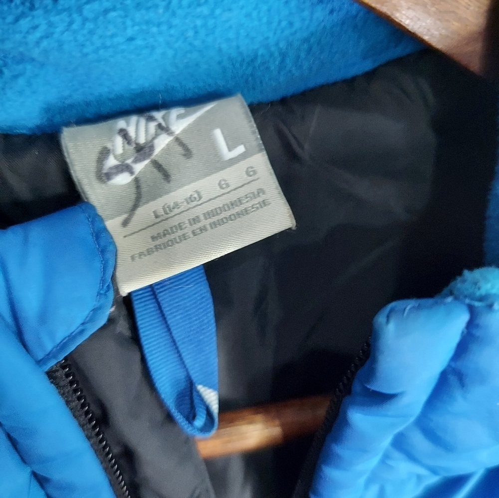 Nike Black and Blue Puffer Vest - Picture 4 of 5
